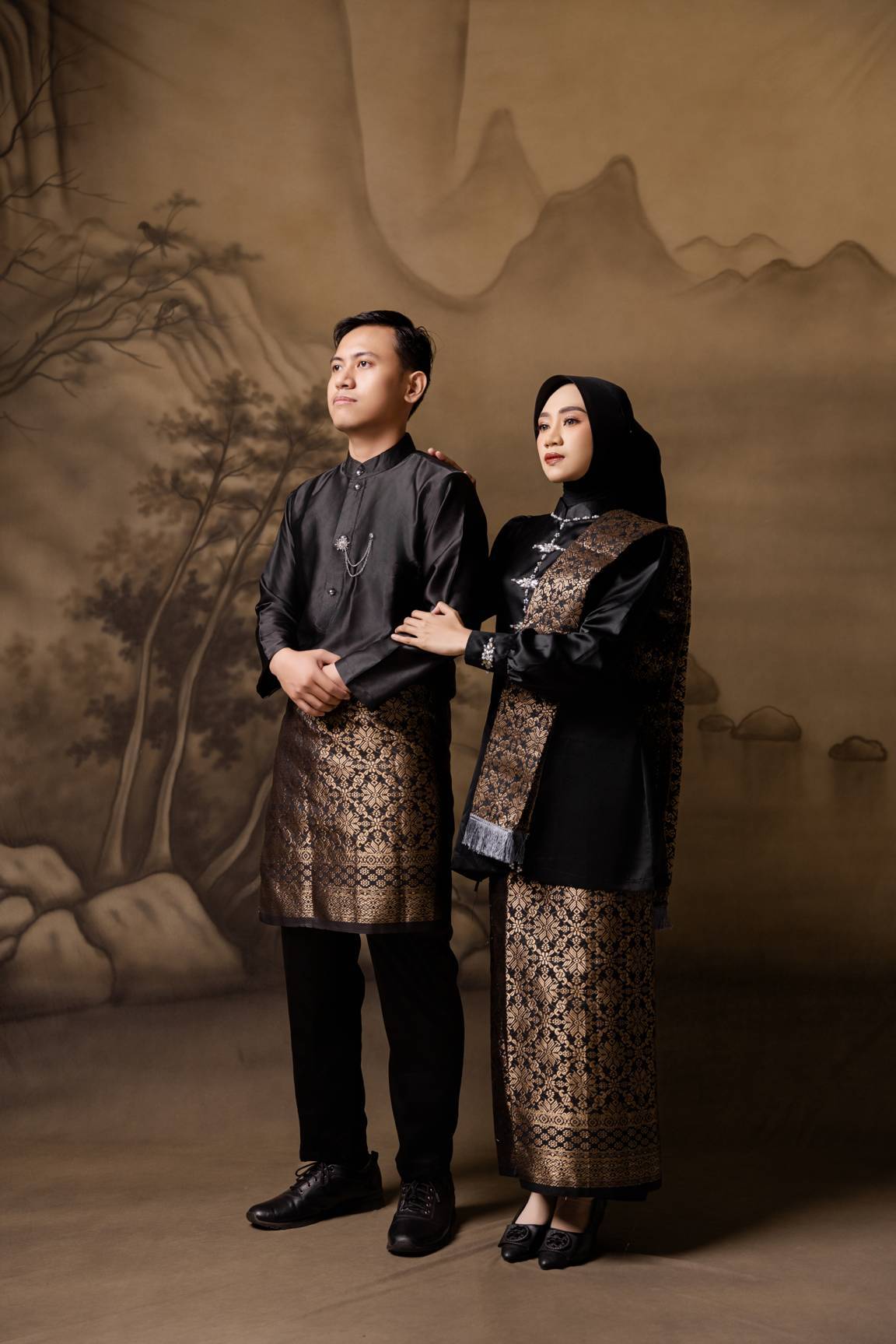 Foto bersama dalam busana Jawa